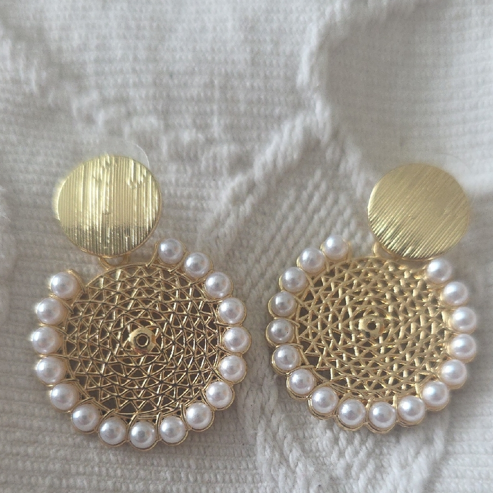 Elegant Gold and Pearl Earrings
